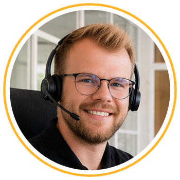 QualityHosting Support-Mitarbeiter mit Headset am Arbeitsplatz